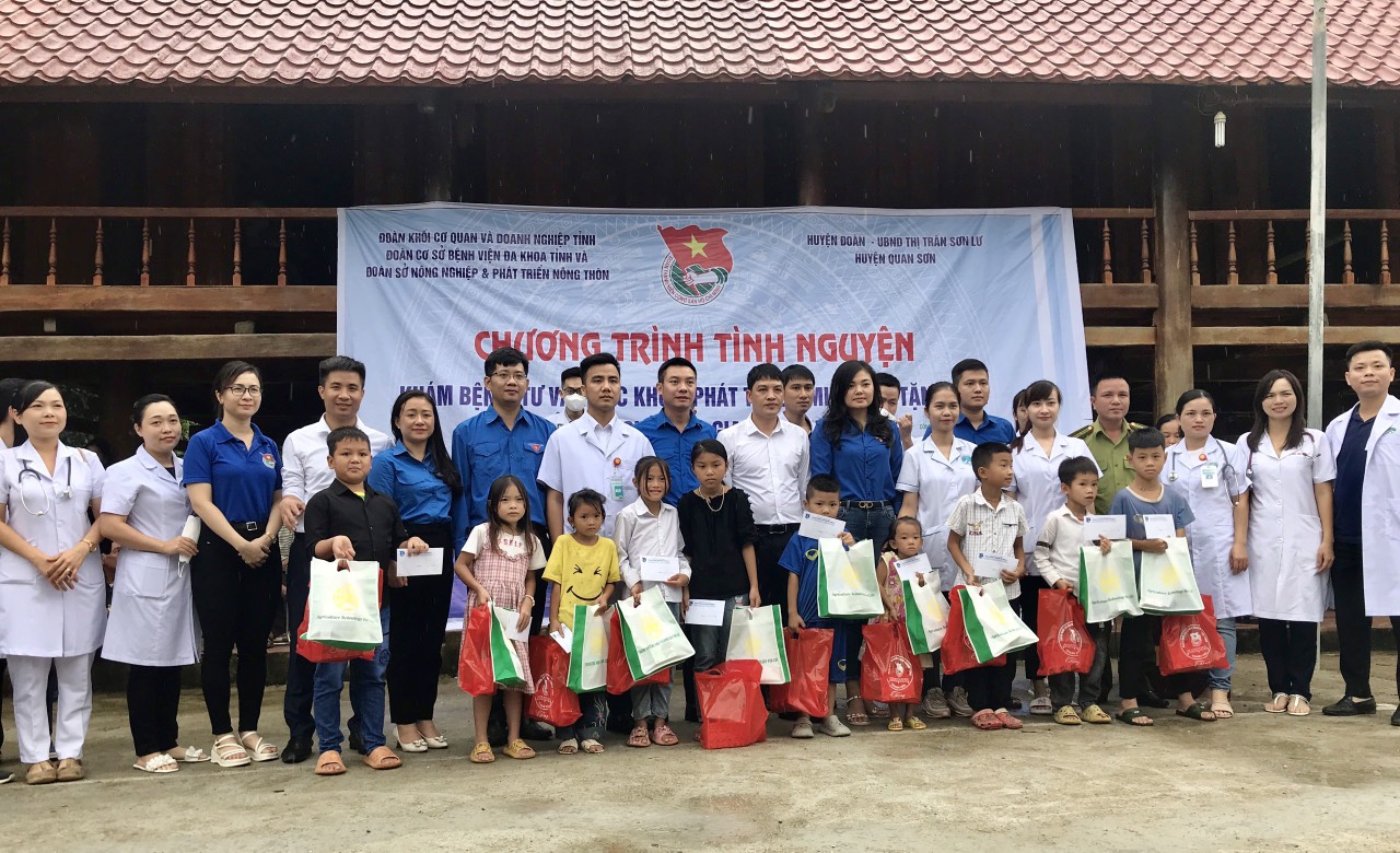 Đoàn Khối Cơ quan và Doanh nghiệp tỉnh tổ chức  chương trình tình nguyện, an sinh xã hội tại huyện Quan Sơn