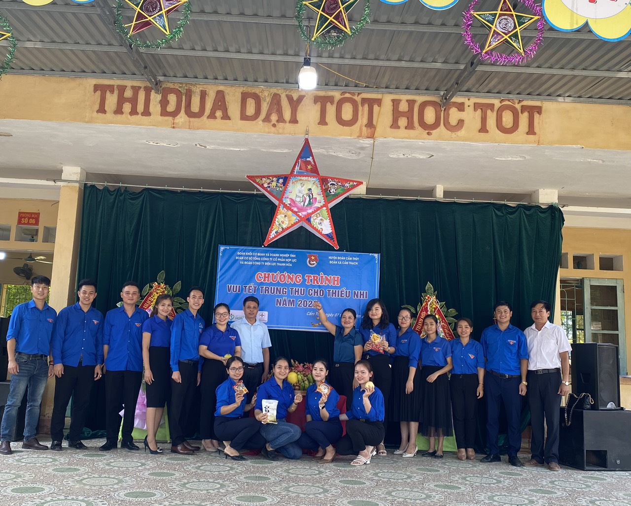 Đoàn Khối Cơ quan và Doanh nghiệp tỉnh tổ chức  chương trình tình nguyện, an sinh xã hội tại huyện Cẩm Thủy