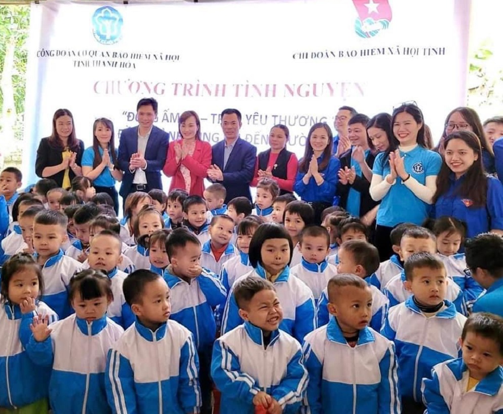 Chi đoàn Bảo hiểm xã hội tỉnh Thanh Hóa thực hiện chương trình tình nguyện tại huyện Lang Chánh