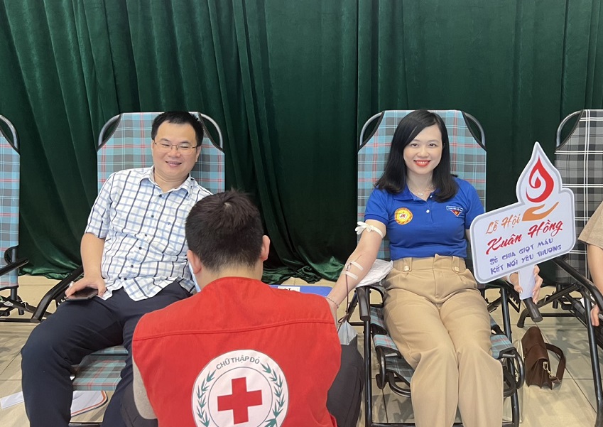 Đoàn Trường Chính trị tỉnh và Đoàn Trường Cao đẳng Công nghiệp tổ chức chương trình hiến máu tình nguyện năm 2023
