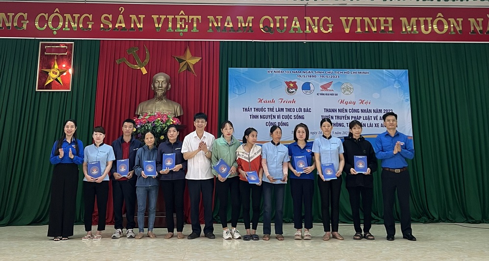 Đoàn Khối Cơ quan và Doanh nghiệp tỉnh tổ chức khám bệnh, phát thuốc miễn phí tại Huyện Quảng Xương.