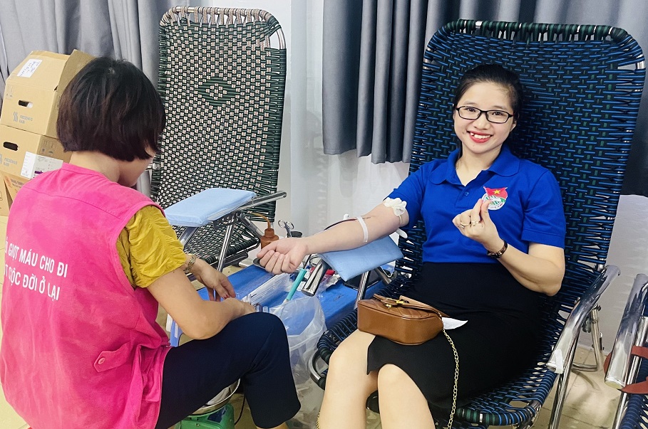 Tuổi trẻ Đoàn Khối tham gia hiến máu tình nguyện chương trình  “Hành trình đỏ - Kết nối dòng máu Việt” lần thứ XI năm 2023