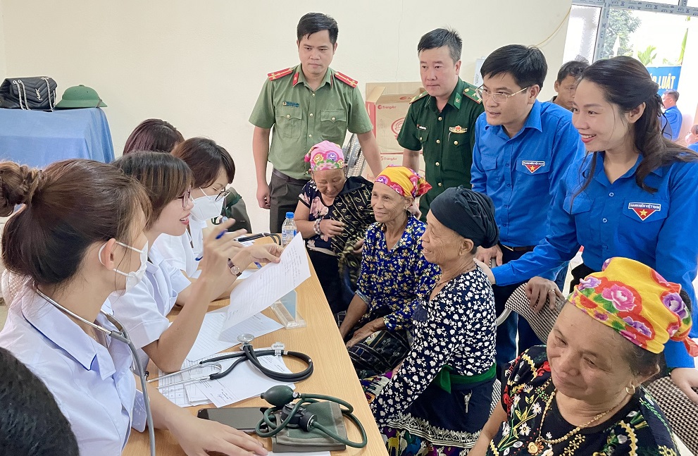 Đội trí thức trẻ tình nguyện Đoàn Khối Cơ quan và Doanh nghiệp tỉnh tham gia hỗ trợ xây dựng nông thôn mới tại huyện Mường Lát