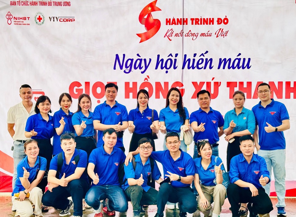 Hình ảnh đẹp của đoàn viên thanh niên Khối Cơ quan và Doanh nghiệp tỉnh tham gia hiến máu tình nguyện tại chương trình “Hành trình đỏ - Kết nối dòng máu Việt” lần thứ 12 năm 2024.